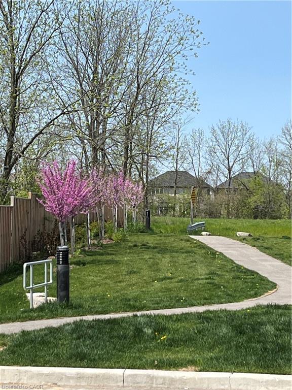 BEAUTIFULLY MAINTAINED END-UNIT TOWNHOME IN ANCASTER!