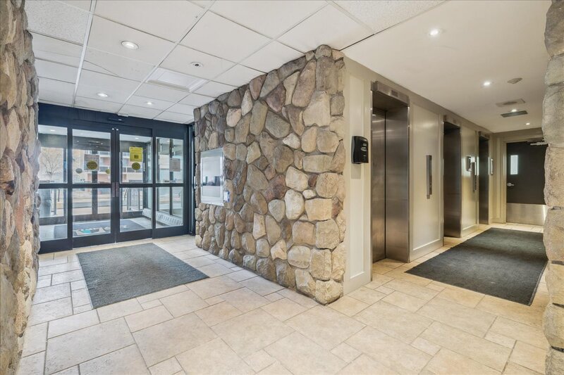 #903-150 Charlton Ave E