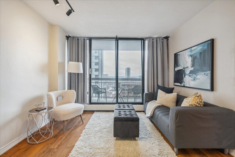 #903-150 Charlton Ave E