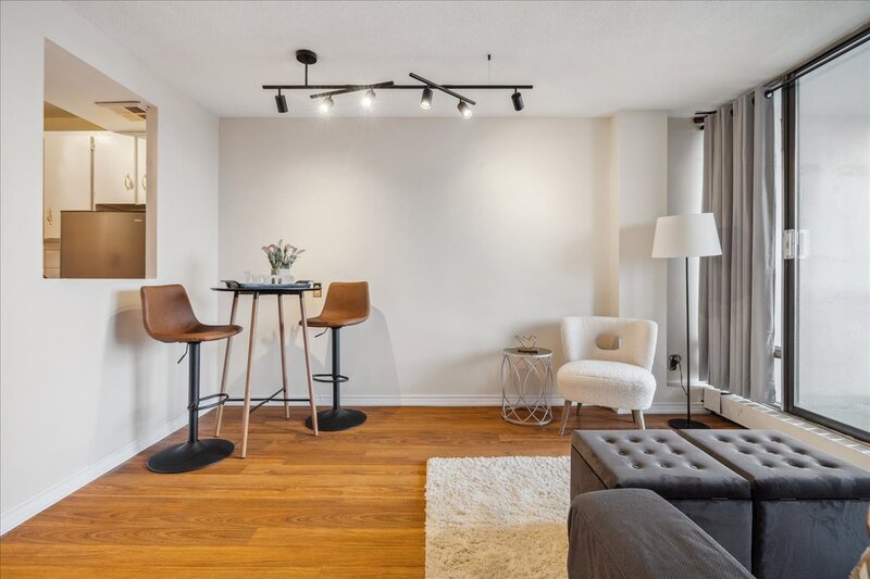 #903-150 Charlton Ave E