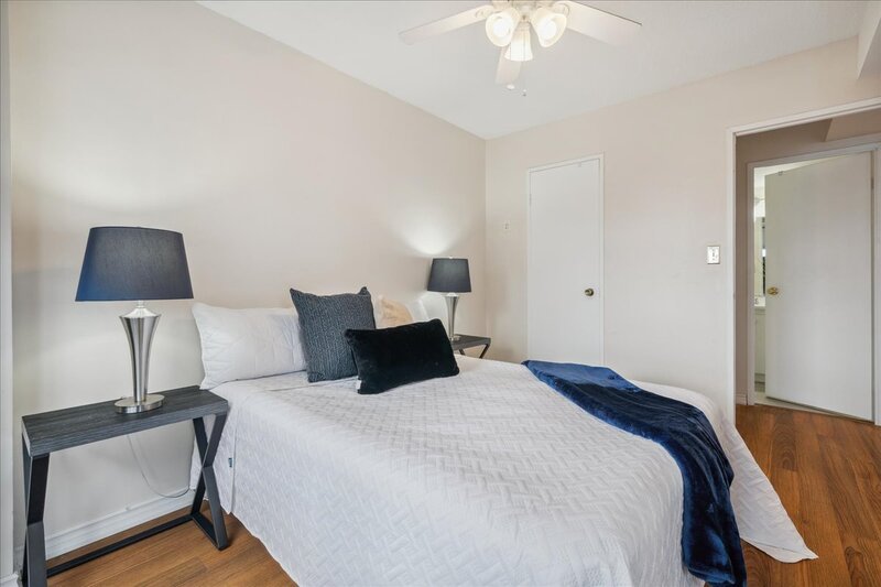 #903-150 Charlton Ave E