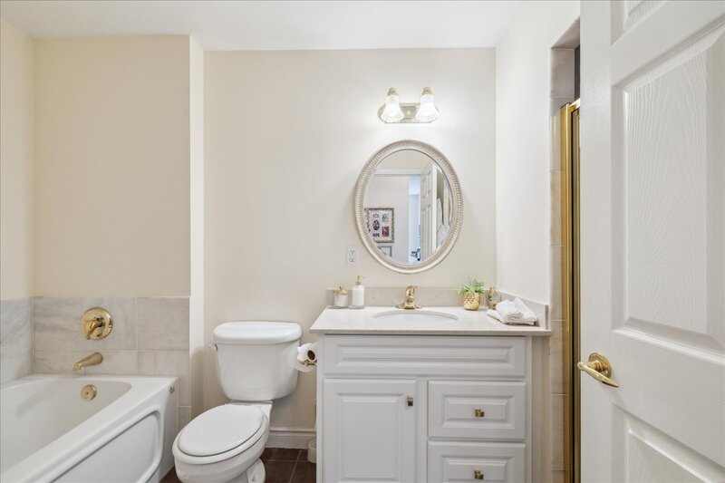 #102-442 Maple Ave, Burlington