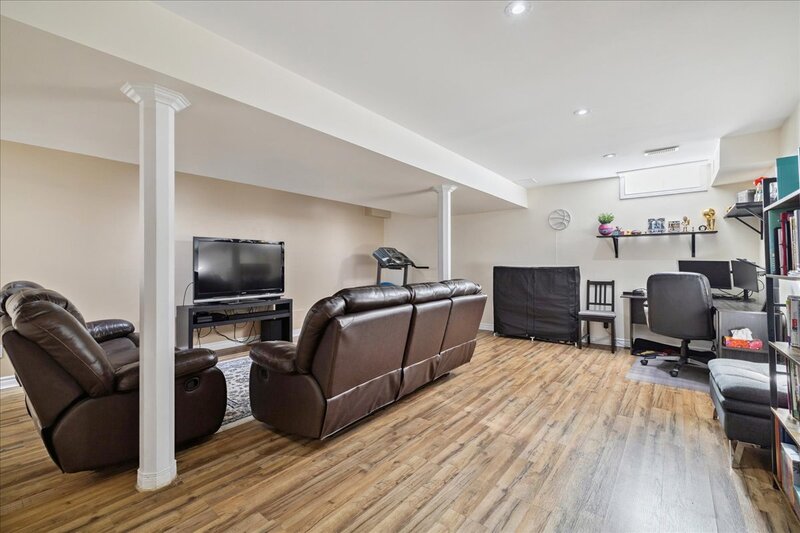 42 Meadow Wood Cres, Stoney Creek
