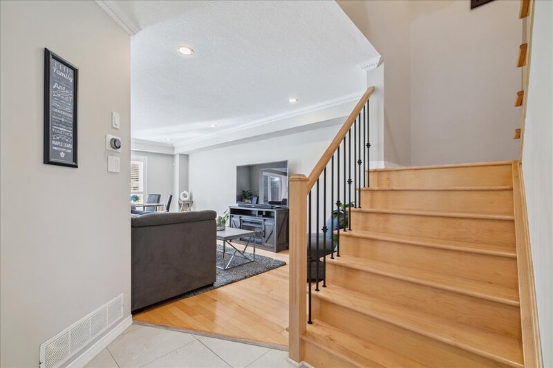 42 Meadow Wood Cres, Stoney Creek
