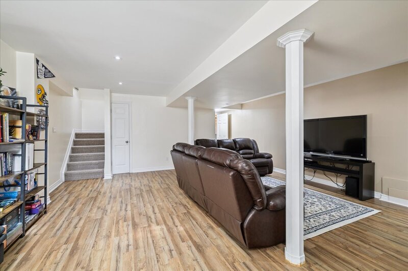 42 Meadow Wood Cres, Stoney Creek