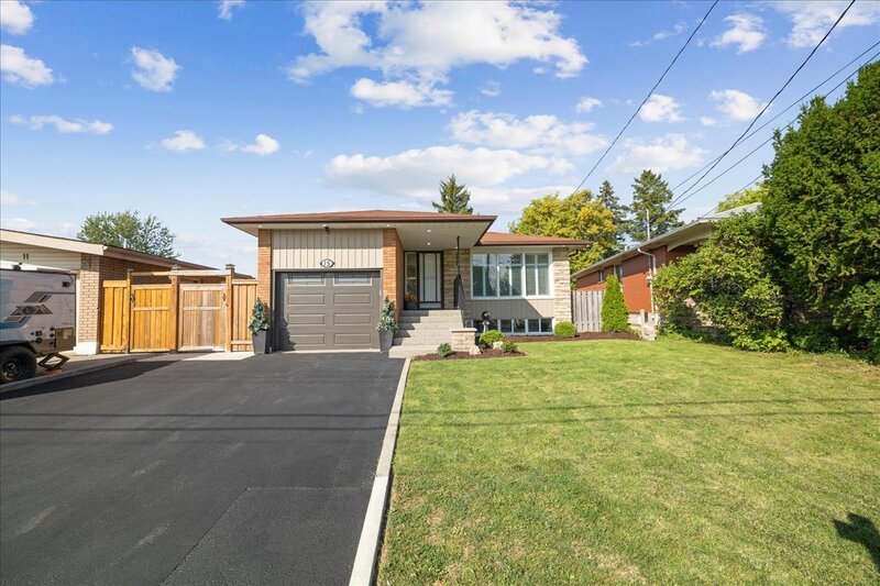 15 Purdy Cres, Hamilton