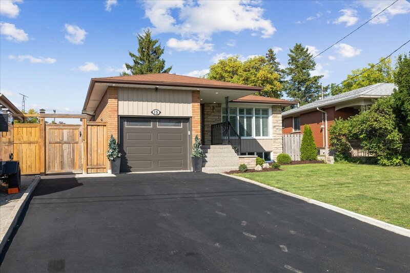 15 Purdy Cres, Hamilton