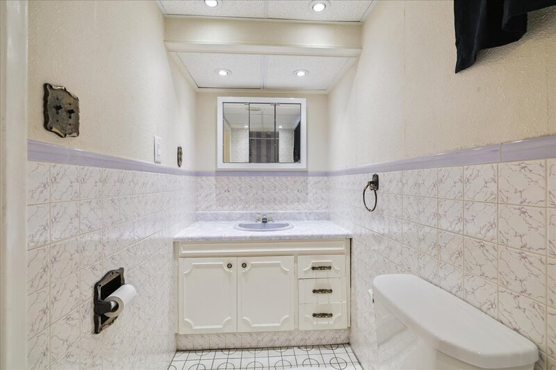 15 Purdy Cres, Hamilton