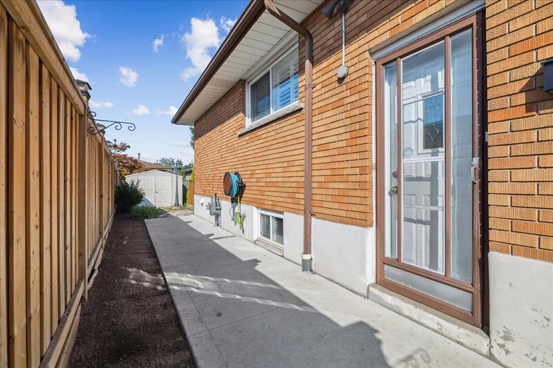 15 Purdy Cres, Hamilton