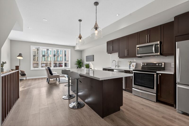 EXCEPTIONAL GRIMSBY-ON-THE-LAKE TOWNHOME W/LAKE VIEWS!