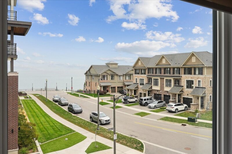 EXCEPTIONAL GRIMSBY-ON-THE-LAKE TOWNHOME W/LAKE VIEWS!