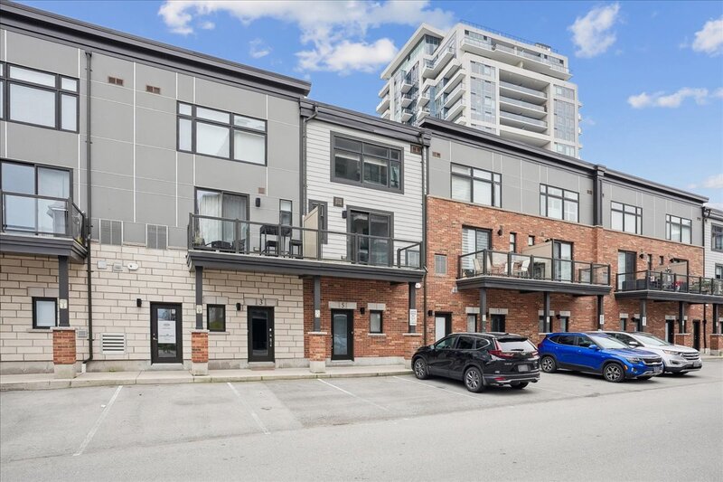 EXCEPTIONAL GRIMSBY-ON-THE-LAKE TOWNHOME W/LAKE VIEWS!