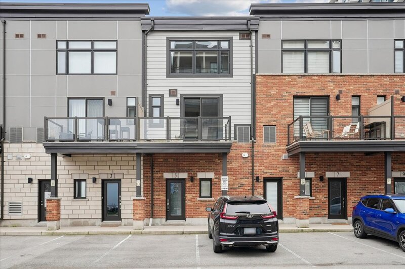 EXCEPTIONAL GRIMSBY-ON-THE-LAKE TOWNHOME W/LAKE VIEWS!