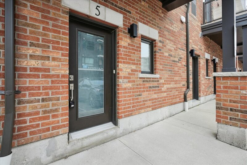 EXCEPTIONAL GRIMSBY-ON-THE-LAKE TOWNHOME W/LAKE VIEWS!