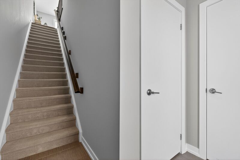 EXCEPTIONAL GRIMSBY-ON-THE-LAKE TOWNHOME W/LAKE VIEWS!