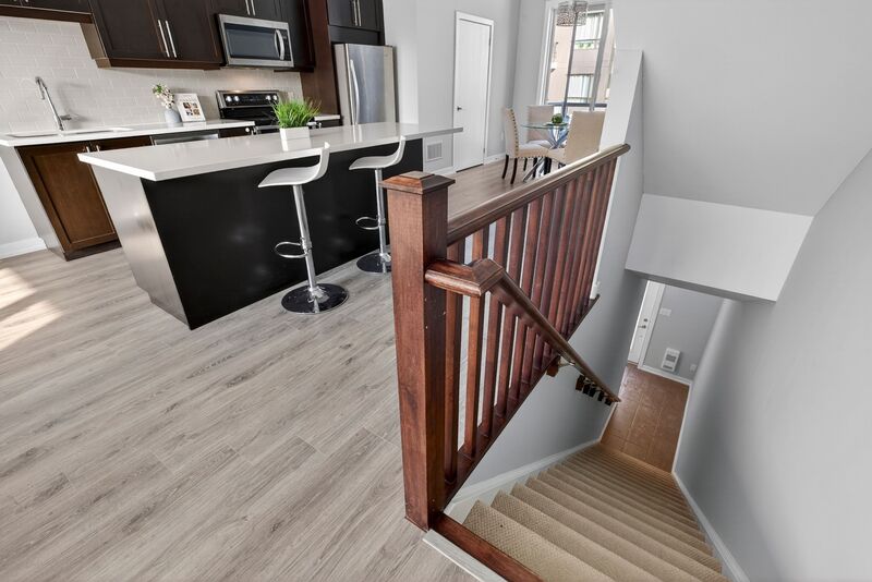 EXCEPTIONAL GRIMSBY-ON-THE-LAKE TOWNHOME W/LAKE VIEWS!