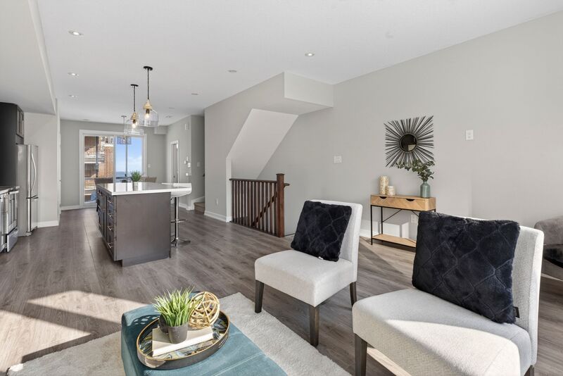 EXCEPTIONAL GRIMSBY-ON-THE-LAKE TOWNHOME W/LAKE VIEWS!