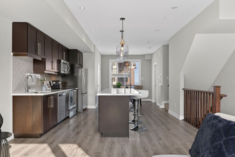 EXCEPTIONAL GRIMSBY-ON-THE-LAKE TOWNHOME W/LAKE VIEWS!