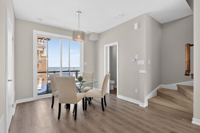 EXCEPTIONAL GRIMSBY-ON-THE-LAKE TOWNHOME W/LAKE VIEWS!