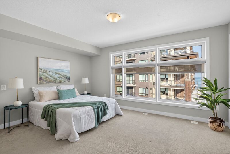 EXCEPTIONAL GRIMSBY-ON-THE-LAKE TOWNHOME W/LAKE VIEWS!