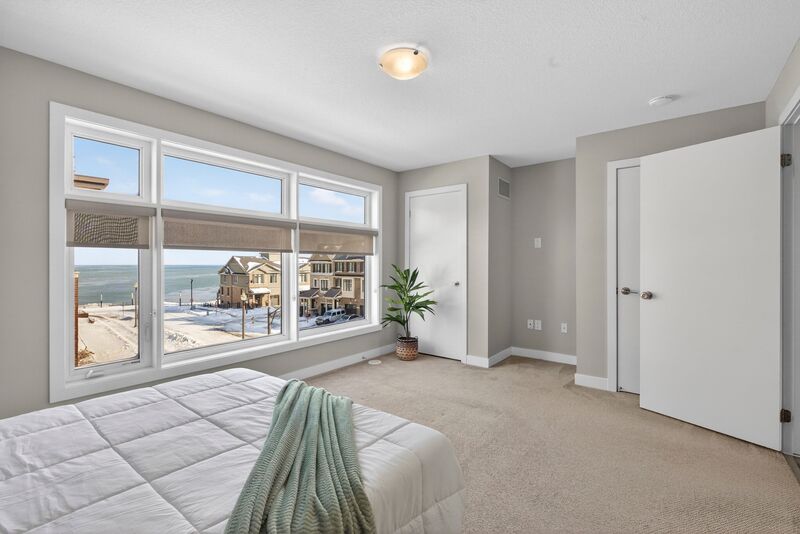 EXCEPTIONAL GRIMSBY-ON-THE-LAKE TOWNHOME W/LAKE VIEWS!