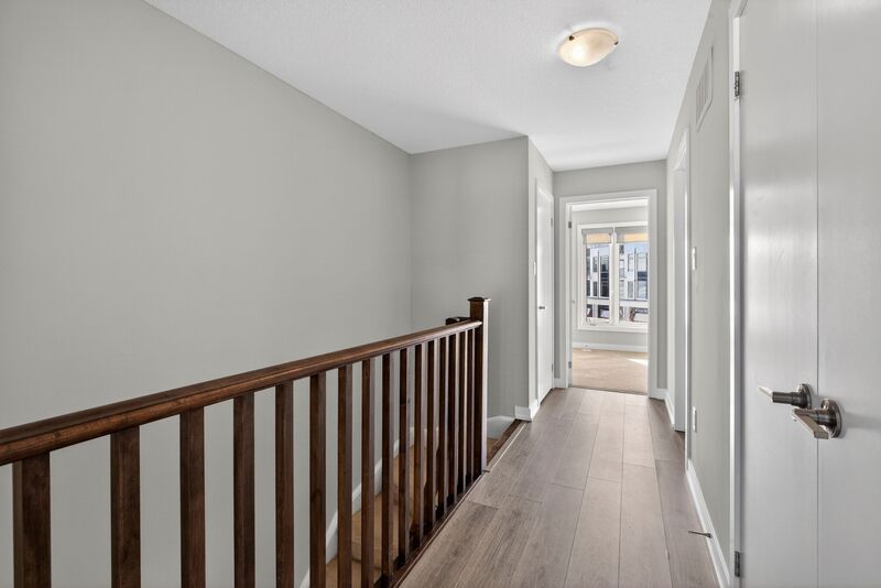 EXCEPTIONAL GRIMSBY-ON-THE-LAKE TOWNHOME W/LAKE VIEWS!