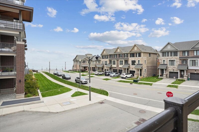 EXCEPTIONAL GRIMSBY-ON-THE-LAKE TOWNHOME W/LAKE VIEWS!