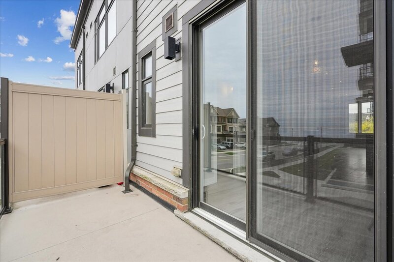 EXCEPTIONAL GRIMSBY-ON-THE-LAKE TOWNHOME W/LAKE VIEWS!