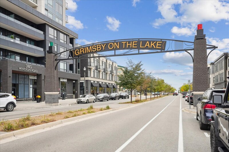 EXCEPTIONAL GRIMSBY-ON-THE-LAKE TOWNHOME W/LAKE VIEWS!