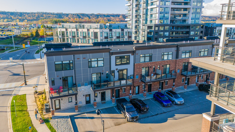 EXCEPTIONAL GRIMSBY-ON-THE-LAKE TOWNHOME W/LAKE VIEWS!