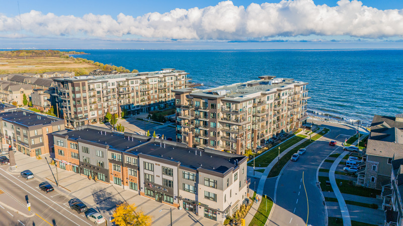 EXCEPTIONAL GRIMSBY-ON-THE-LAKE TOWNHOME W/LAKE VIEWS!