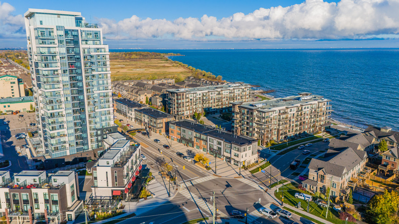 EXCEPTIONAL GRIMSBY-ON-THE-LAKE TOWNHOME W/LAKE VIEWS!