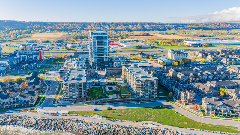 EXCEPTIONAL GRIMSBY-ON-THE-LAKE TOWNHOME W/LAKE VIEWS!