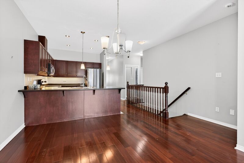 ATTATCHED BUNGALOW IN QUIET HAMILTON ADULT COMMUNITY!