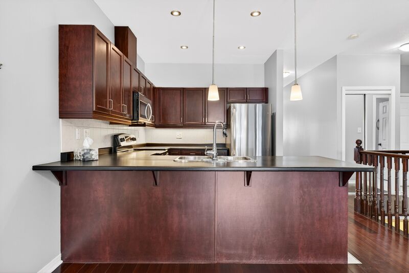 ATTATCHED BUNGALOW IN QUIET HAMILTON ADULT COMMUNITY!