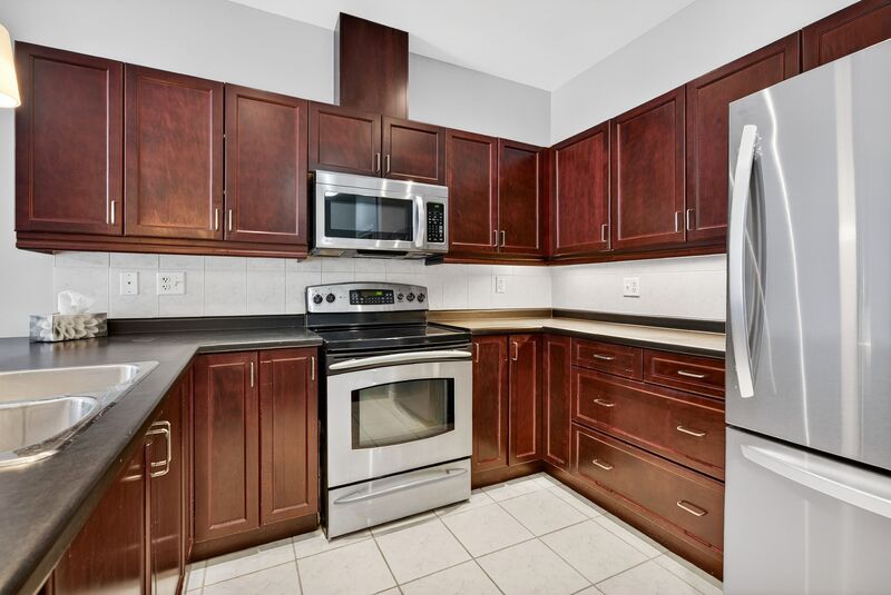 ATTATCHED BUNGALOW IN QUIET HAMILTON ADULT COMMUNITY!