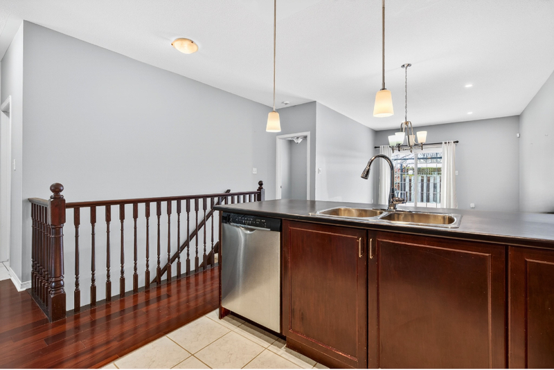 ATTATCHED BUNGALOW IN QUIET HAMILTON ADULT COMMUNITY!