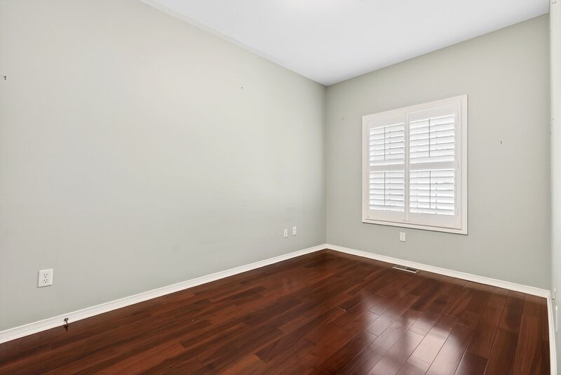 ATTATCHED BUNGALOW IN QUIET HAMILTON ADULT COMMUNITY!