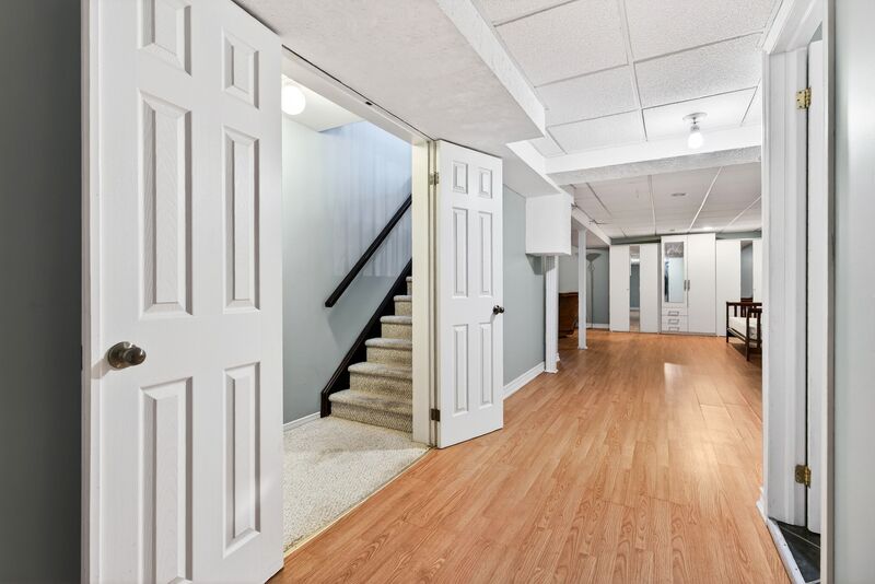 ATTATCHED BUNGALOW IN QUIET HAMILTON ADULT COMMUNITY!