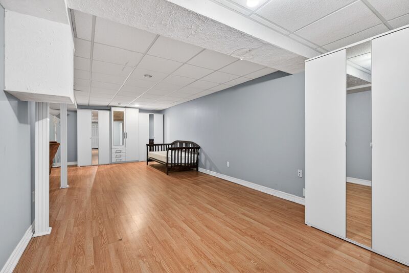 ATTATCHED BUNGALOW IN QUIET HAMILTON ADULT COMMUNITY!