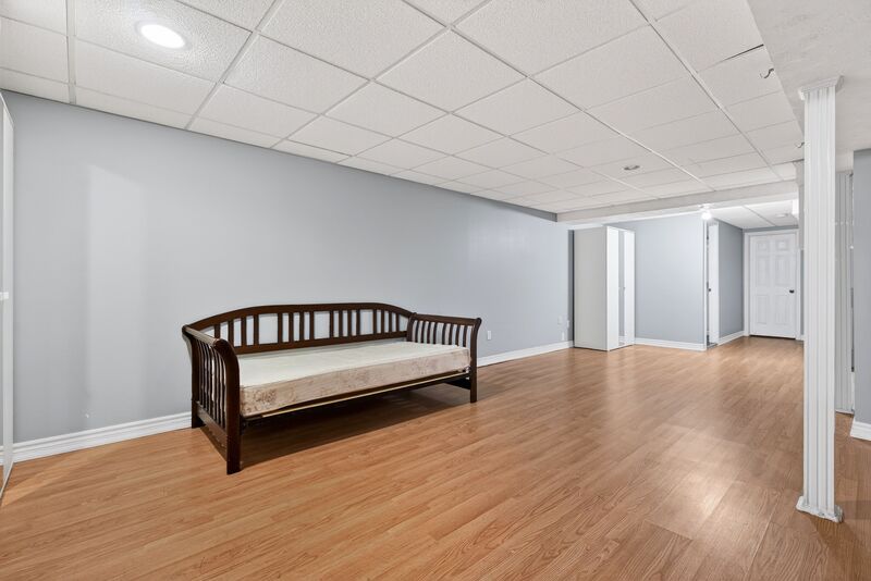 ATTATCHED BUNGALOW IN QUIET HAMILTON ADULT COMMUNITY!