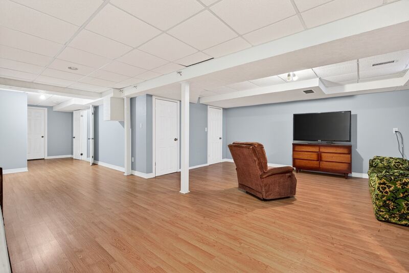 ATTATCHED BUNGALOW IN QUIET HAMILTON ADULT COMMUNITY!