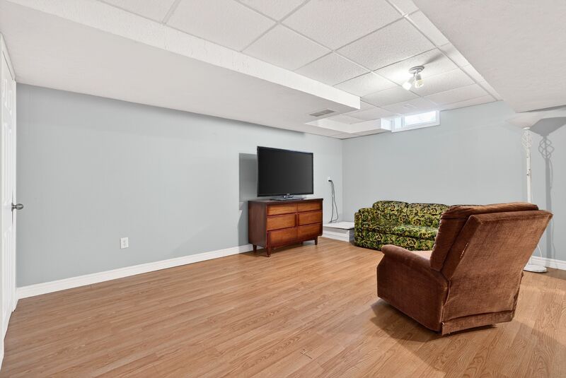 ATTATCHED BUNGALOW IN QUIET HAMILTON ADULT COMMUNITY!