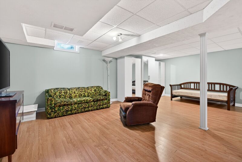 ATTATCHED BUNGALOW IN QUIET HAMILTON ADULT COMMUNITY!