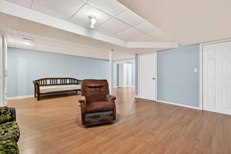 ATTATCHED BUNGALOW IN QUIET HAMILTON ADULT COMMUNITY!