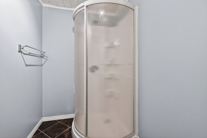 ATTATCHED BUNGALOW IN QUIET HAMILTON ADULT COMMUNITY!