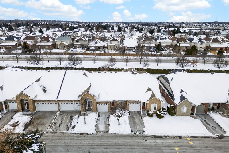 ATTATCHED BUNGALOW IN QUIET HAMILTON ADULT COMMUNITY!