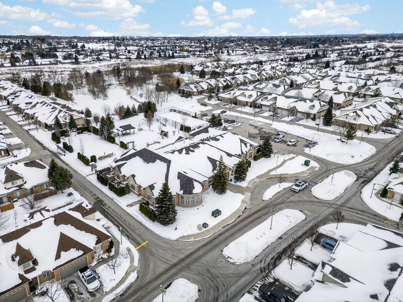 ATTATCHED BUNGALOW IN QUIET HAMILTON ADULT COMMUNITY!