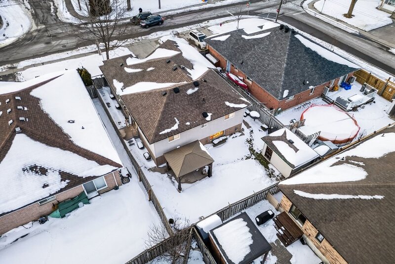 GREAT BACKSPLIT IN QUIET EAST HAMILTON LOCATION!