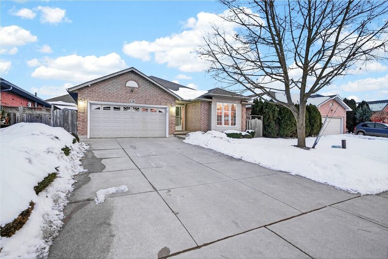 GREAT BACKSPLIT IN QUIET EAST HAMILTON LOCATION!